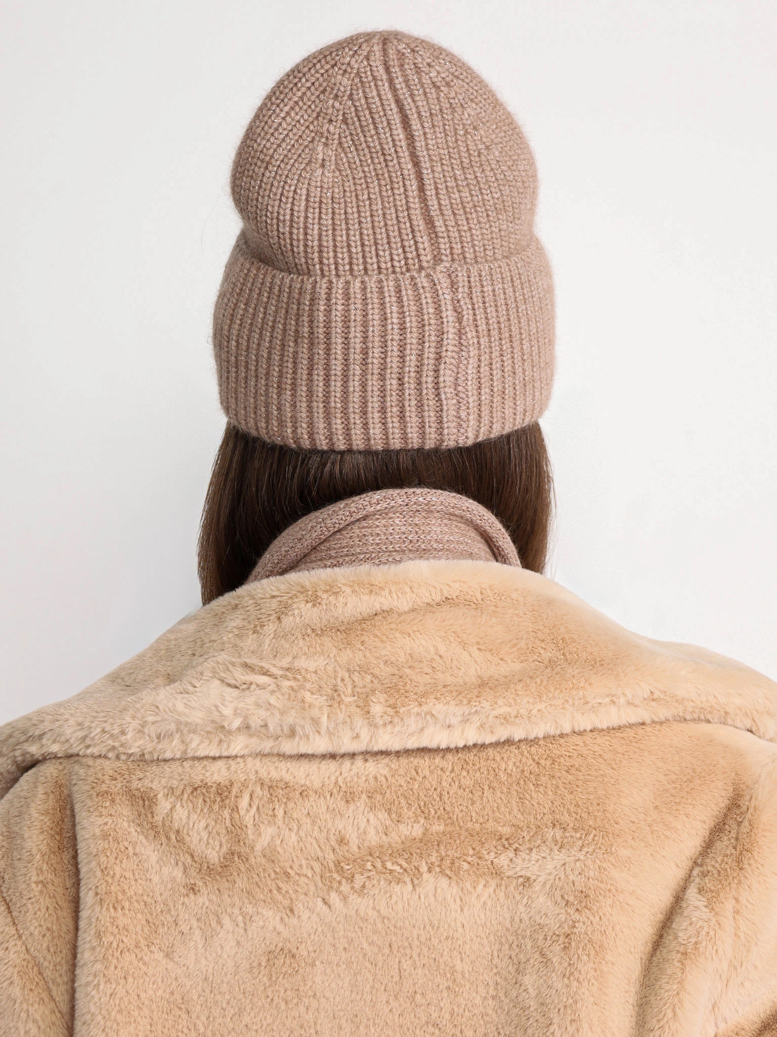 Шапка-бини с отворотом на подкладке бежевого цвета